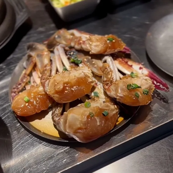 醤油漬けにされたカンジャンケジャンが皿に盛られ、艶やかで食欲をそそる見た目です。