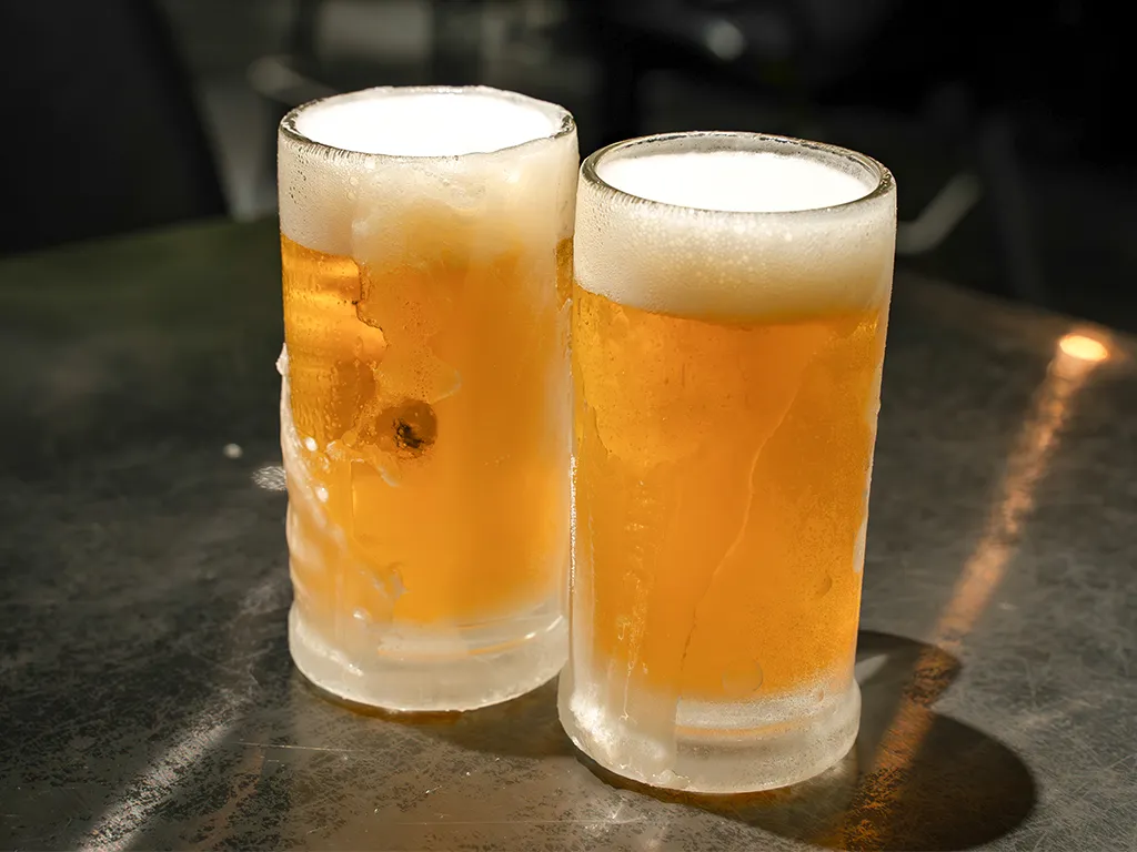冷えた二つの生ビールジョッキがテーブルの上に並んでいる
